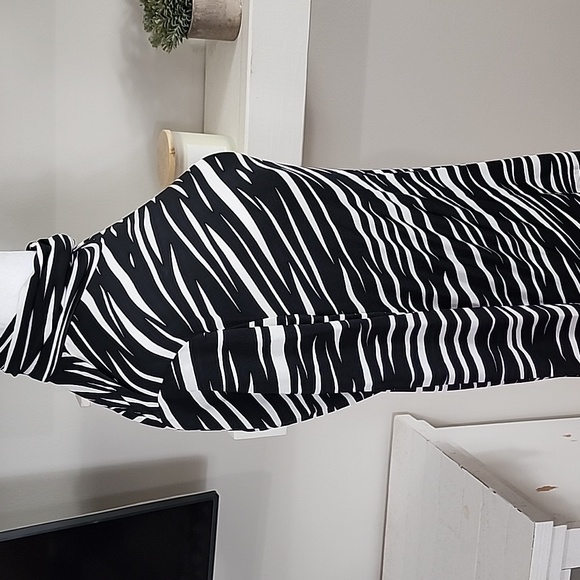 Truth By Republic Zebra Print Long Sleeve Viscose Blend Turtleneck Top NWT - Picture 3 of 8